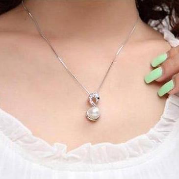 White Swan Pearl Bead Necklace for Women